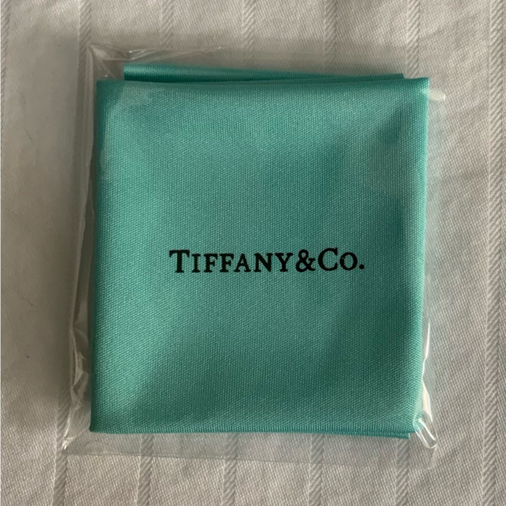 Authentic Tiffany & Co. sunglass case set in the signature Tiffany blue. - Picture 4 of 5